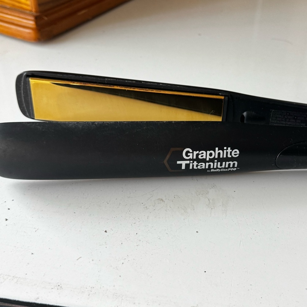 Graphite Titanium Hair Straightener with Gold Plates